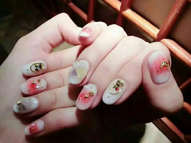 美甲甲油膠照燈會(huì)疼怎么辦？